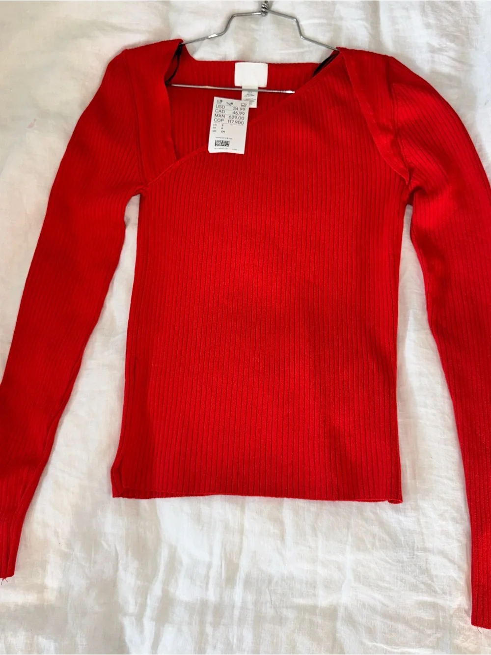 Red Ribbed V-Neck Women's Sweater H & M. NWT.    Size Small